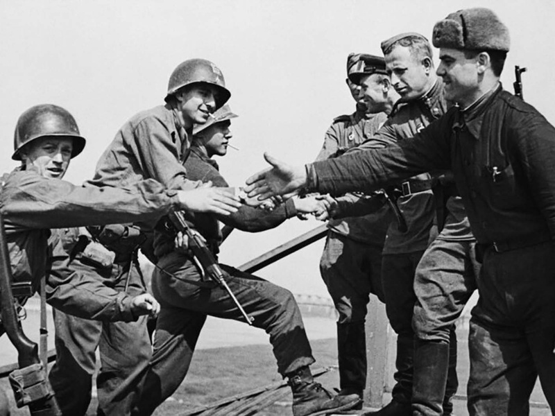 Srečanje ameriških in sovjetskih vojakov na Elbi Vir: Wikipedia