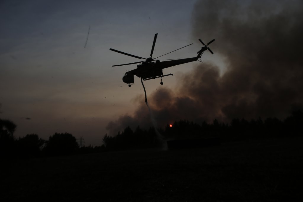 Helikopter gasi požare v Grčiji Vir: Twitter