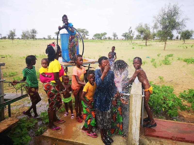 Otroci se igrajo ob vodnjaku, ki ga je pomagala Kitajska, v vasi v Senegalu, 11. septembra 2018. (Xinhua)