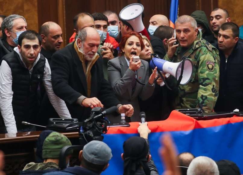 Protestniki v armenskem parlamentu VIr: Twitter, AP