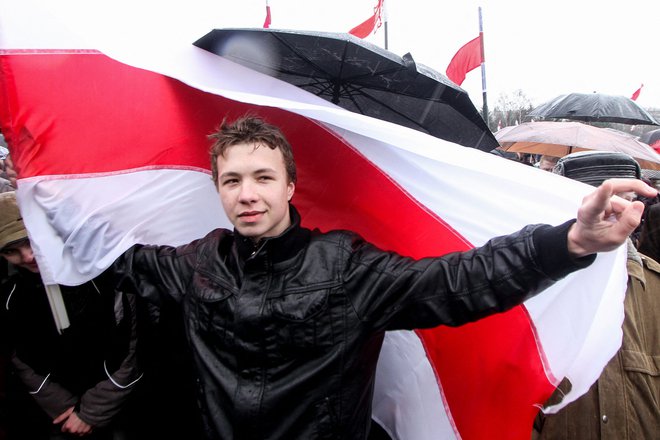 Roman Protasevič z zastavo opozicije