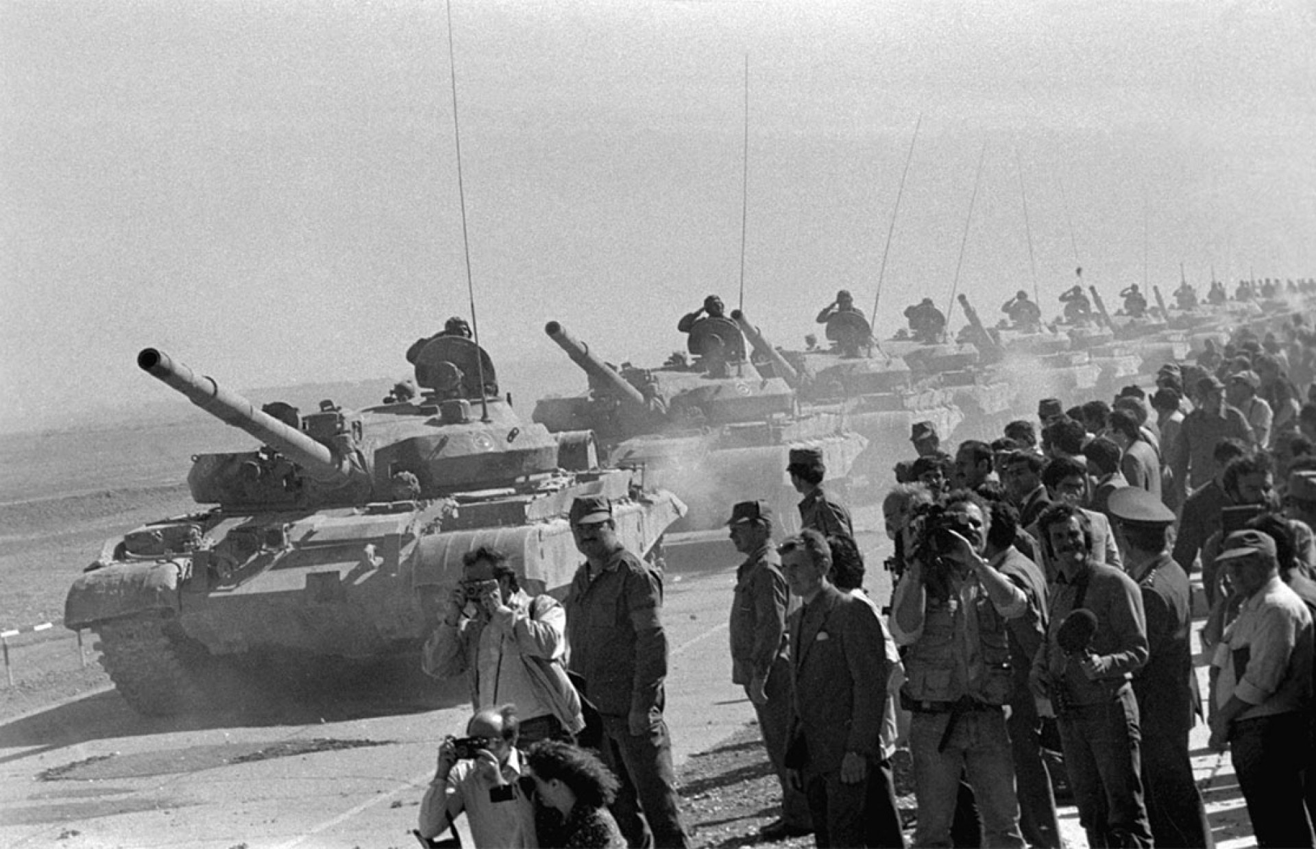 Советские войска вышли к границе. Советские войска в Афганистане 1979. Советская интервенция в Афганистане 1979. Афганистан 1989. Введение советских войск в Афганистан 1979.