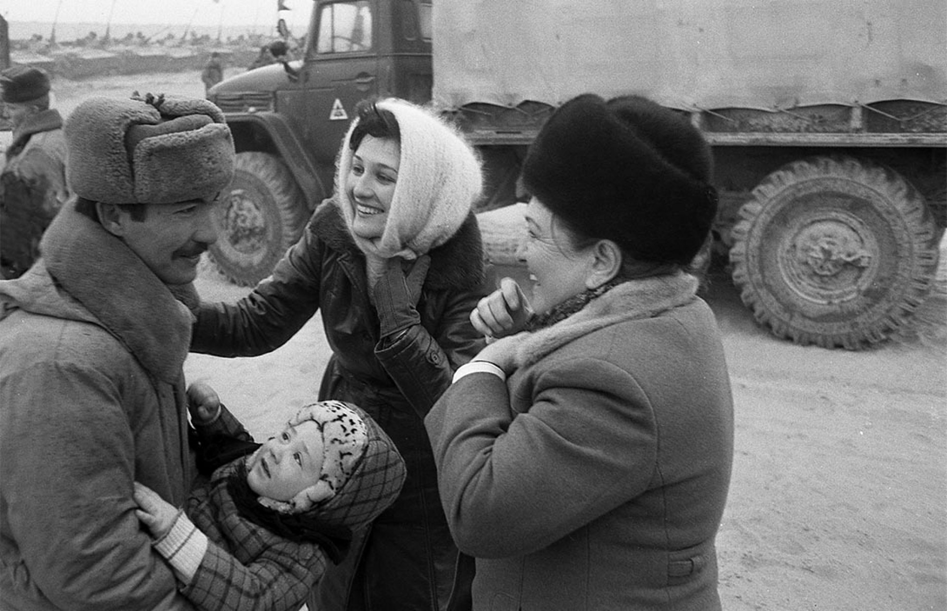Мать и возвращаются домой. Советский солдат и афганские дети. Возвращение с Афгана. Солдат, вернувшийся из Афганистана. Возвращение с войны.