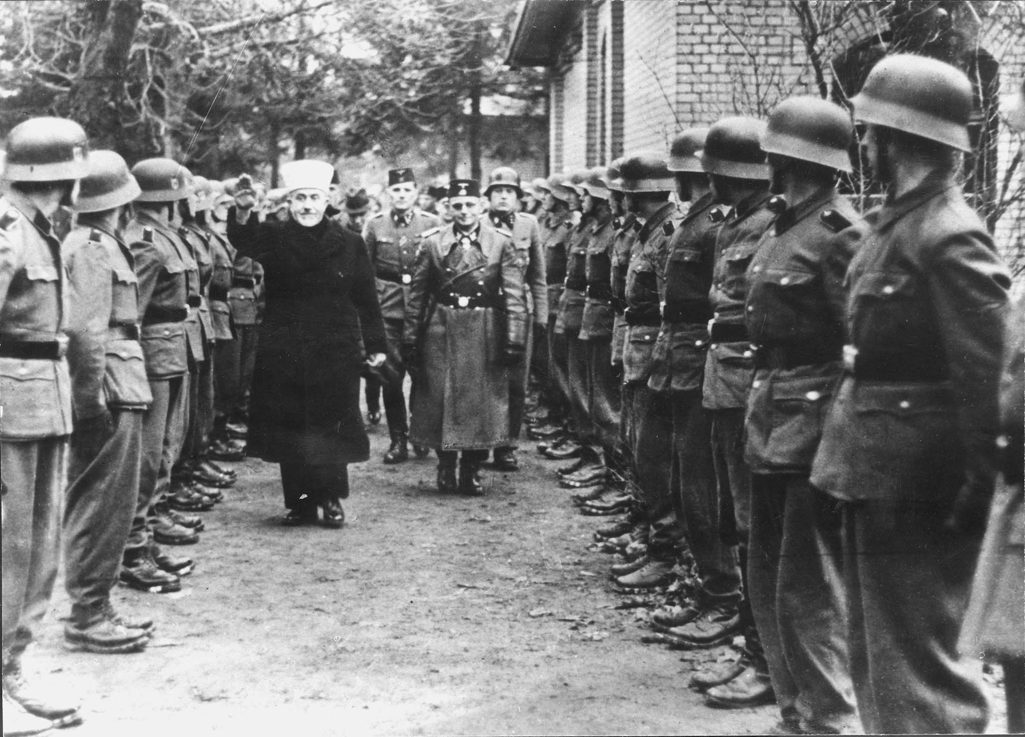 Al Husseini na obisku pri SS Handžar diviziji v Bosni Vir: Wikipedia