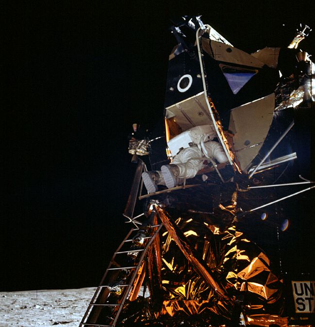 Aldrin sestopa na Luno