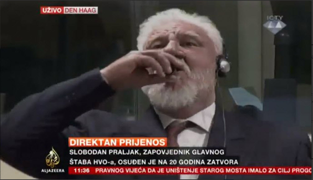 Slobodan Praljak pije strup v ICTY Vir: Al Jazeera