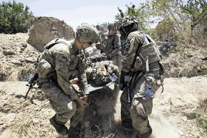 Ameriški vojaki nosijo ranjenca Vir: Twitter
