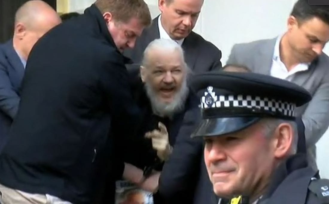 Aretacija Assangea  Vir: CBS, posnetek zaslona