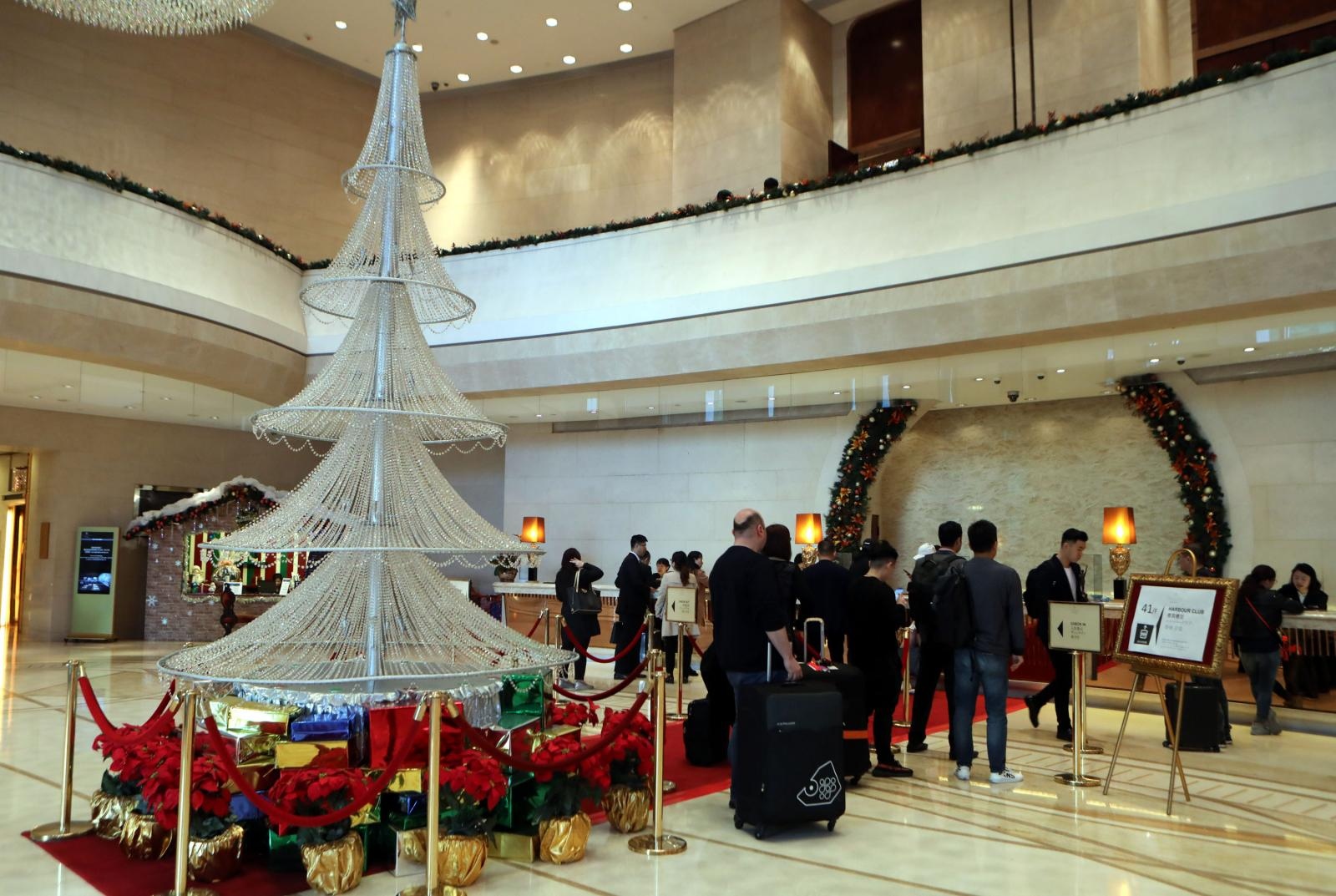 Božično drevo v hotelu v Hong Kongu Vir:Pixsell