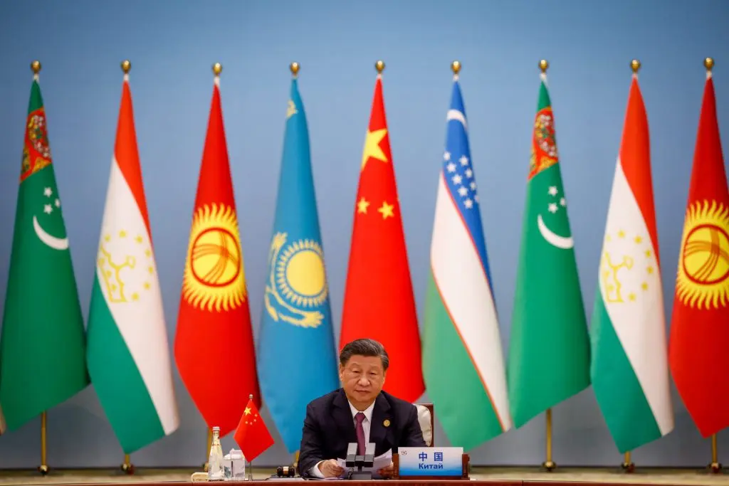Predsednik Kitajske pred zastavami BRICS