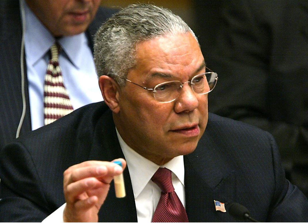 Colin Powell z lažnim primerkom "strupa" v VS OZN leta 2003 Vir: Common Dreams, X
