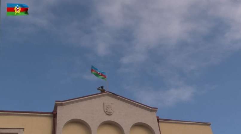 Azerbajdžanska zastava na zgradbi administracije v Sushiju Vir:Twitter