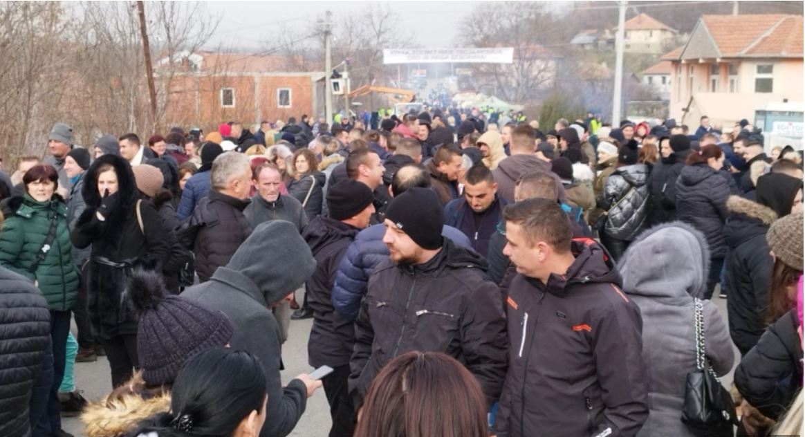 Demonstranti na Kosovu Demonstranti na Kosovu