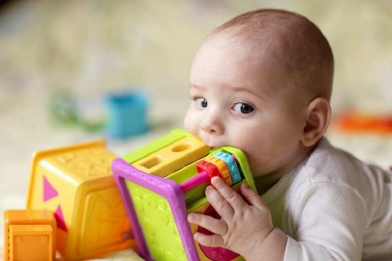 Dojenček in plastična igrača Vir:Twitter Dojenček in plastična igrača