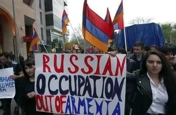 Armenci so se začeli obračati proti Rusom, to pa so izkoristili sosedi...