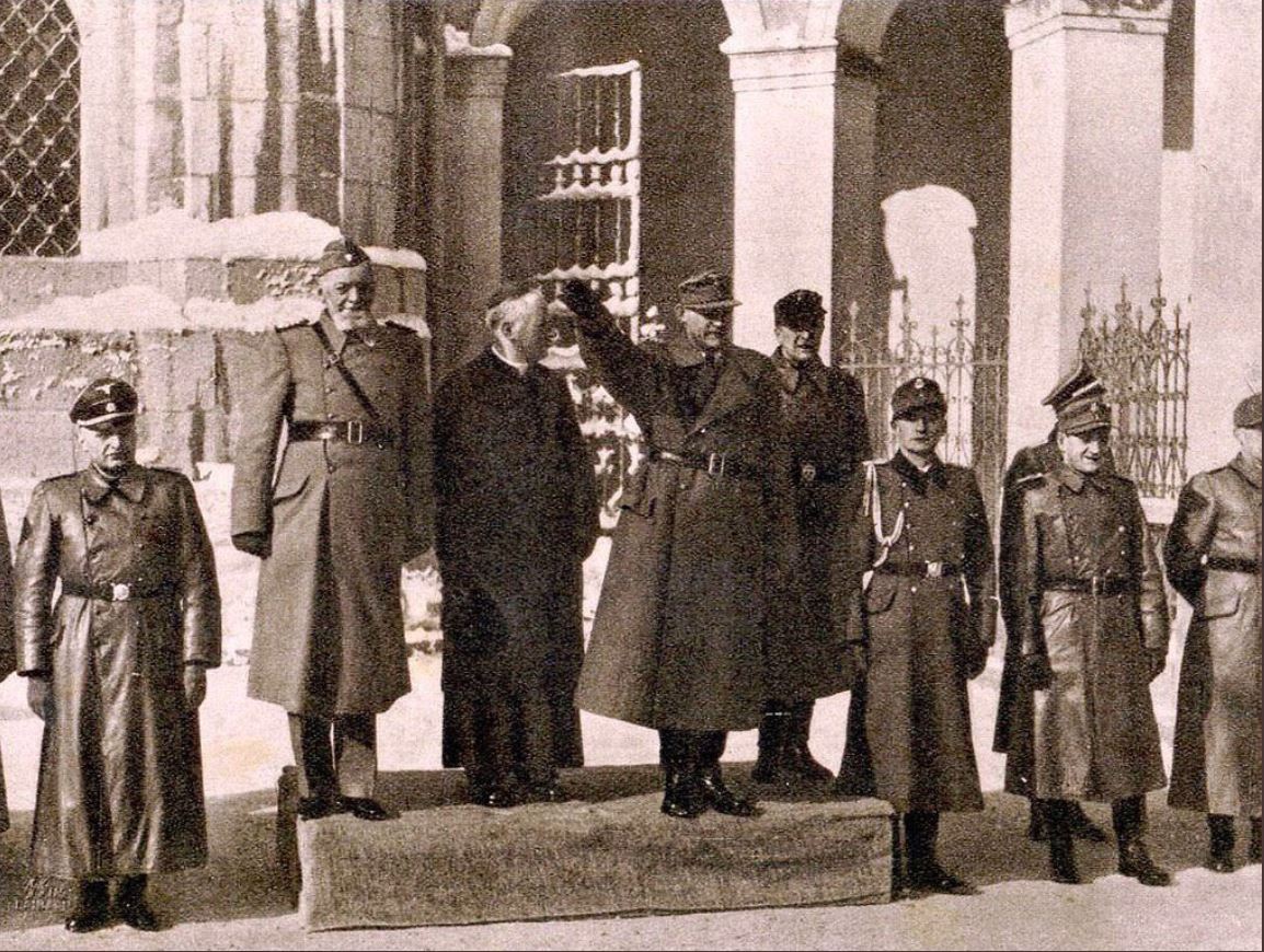 Ob boku nacistov: domobranski general Rupnik in škof Rožman. Vir: Twitter