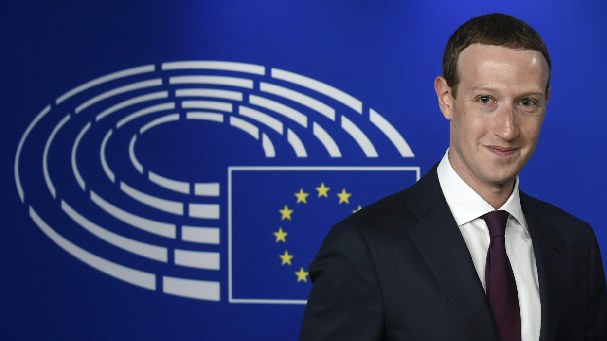 Mark Zuckerberg pred simboli EU  Vir: FB