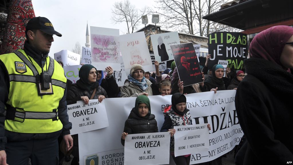 Protesti zoper prepoved nikaba v sodstvu, Sarajevo 2016 Vir:RFE