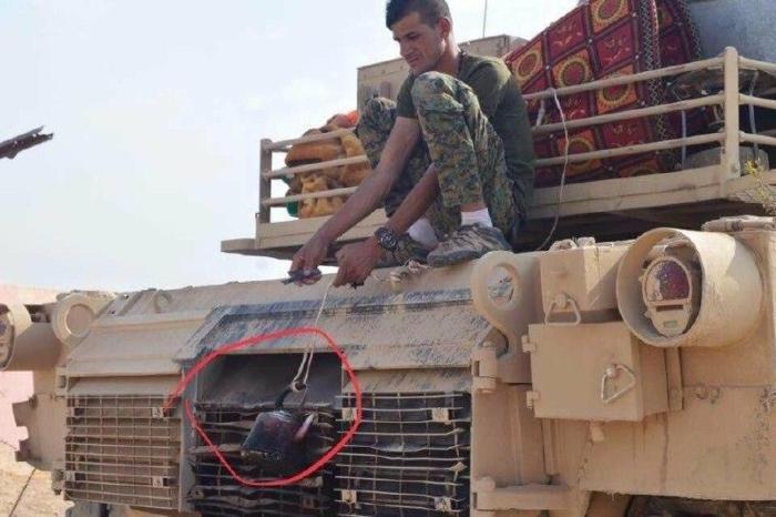 Iraški vojak-kuhar na "auspufu" Abramsa