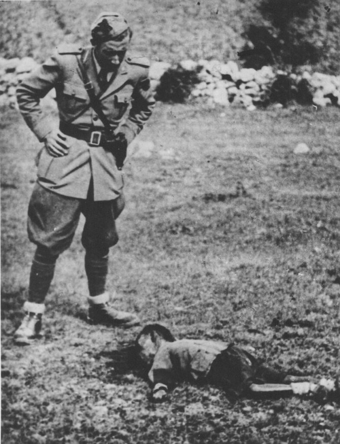 Italijanski vojak in otrok blizu Goražda