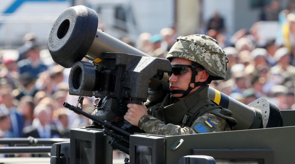 Ukrajinski vojak z ameriško raketo na paradi  Vir: Twitter