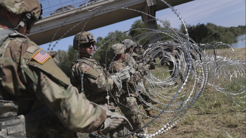 Vojaki postavljajo rezalno žico na meji z Mehiko VIr:James Moore