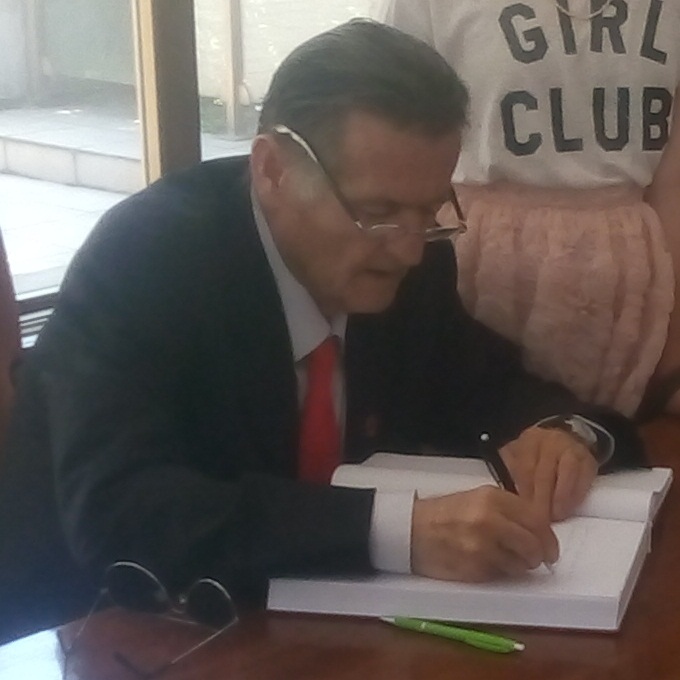 Joško Broz med podpisovanjem Vir: FB, posnetek zaslona Joško Broz med podpisovanjem Vir: FB, posnetek zaslona
