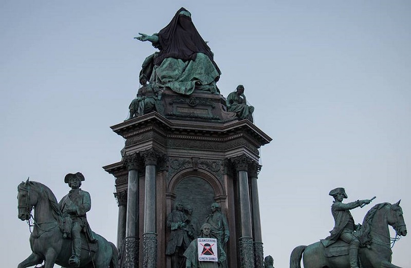 Spomenik Marije Terezije odet v muslimasko oblačilo