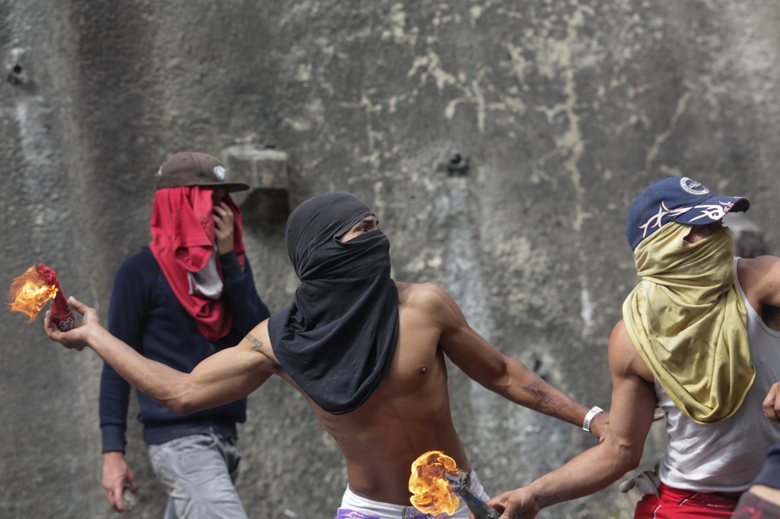 Metanje molotovljevih koktejlov - Venezuela Vir:Pixsell