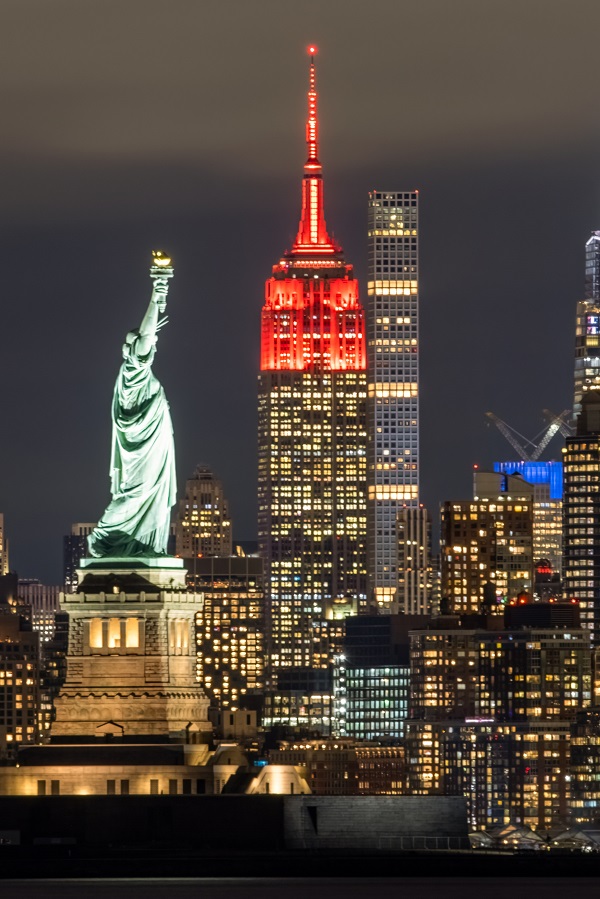 New York odet v barve kitajskega novega leta