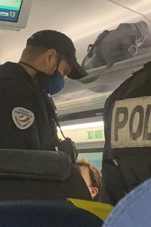 Potnika je obstopio osem policistov