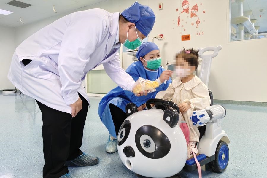 Otrok po operaciji Vir:Xinhua