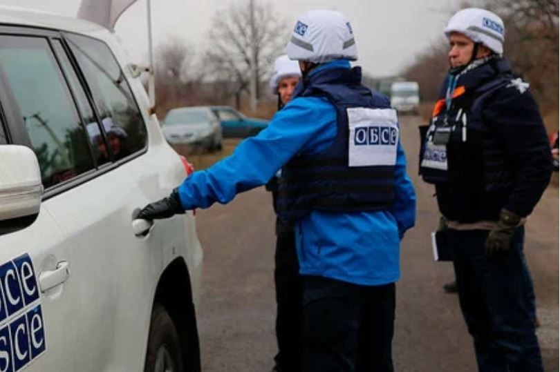 Foto: Predstavniki Organizacije za varnost in sodelovanje v Evropi (OVSE) pred začetkom umika enot Ljudske milice DPR z območja pri vasi Petrovskoje / Sergej Averin/RIA Novosti