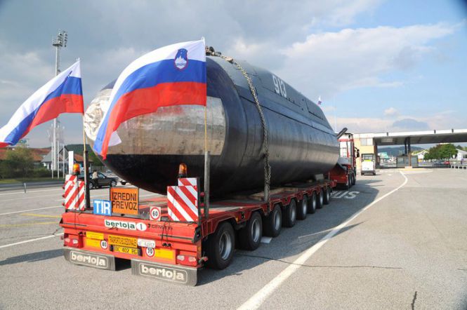 Podmornica po cesti v Slovenijo