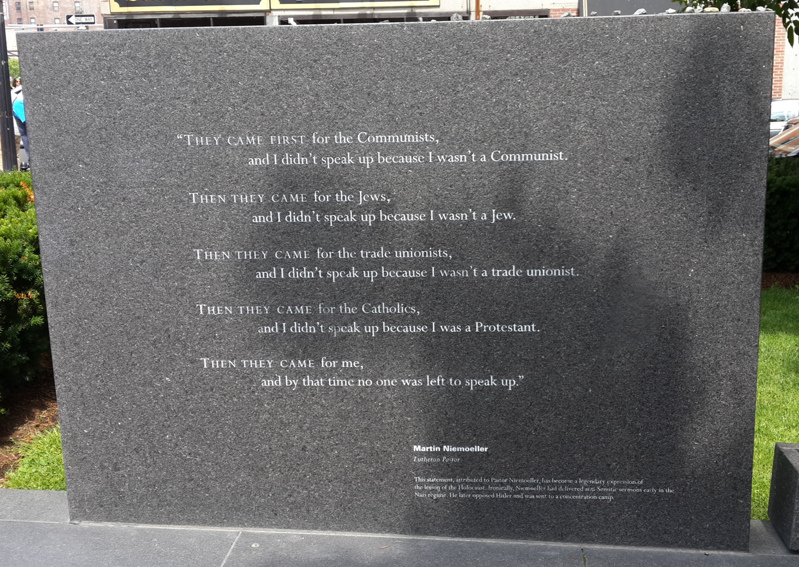 Pesem Martina Niemollerje pred muzejem holokavsta v Bostonu Vir;Wikipedia