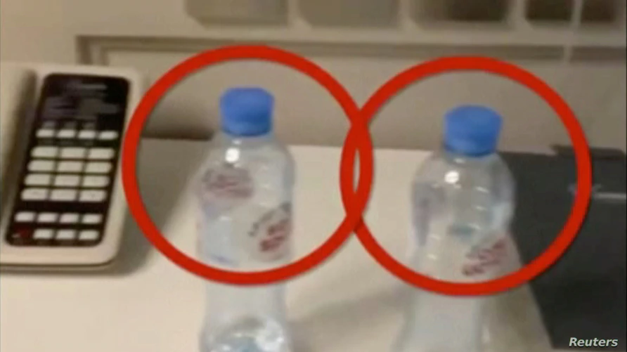 Steklenice v sobi Navalnega