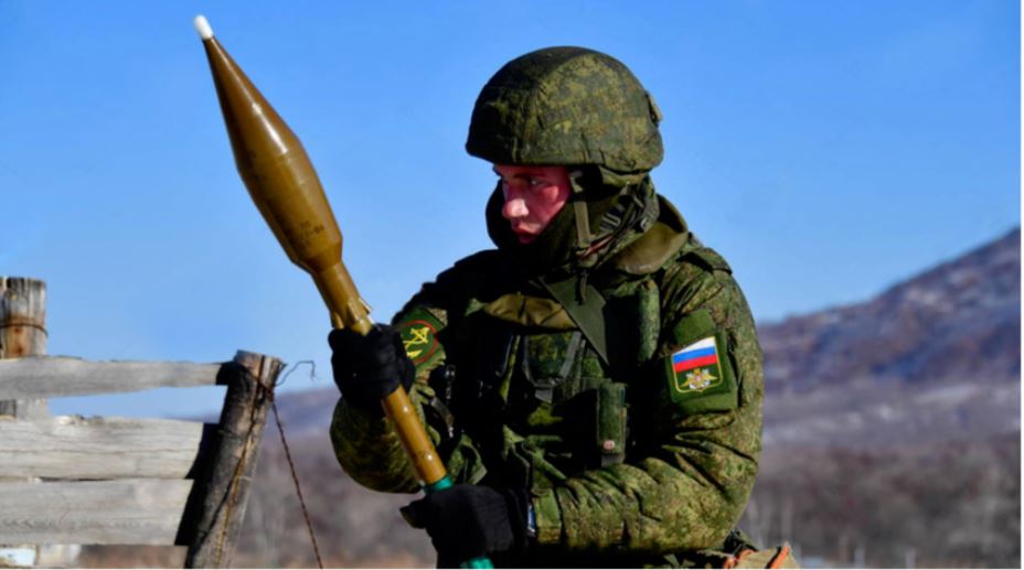 Ruski vojak z RPG-7