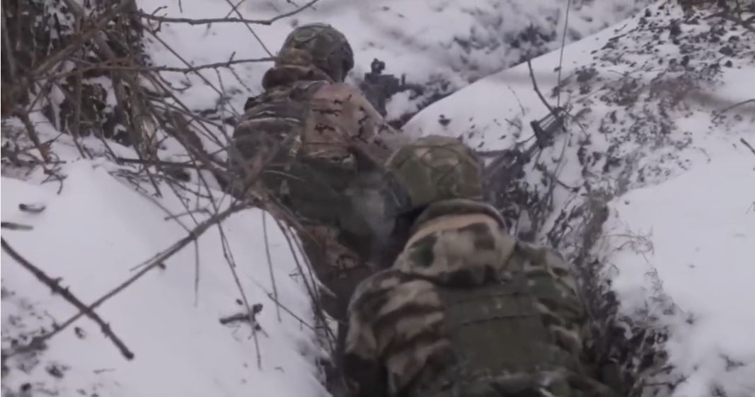 Ruski vojaki v rovu