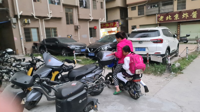 Kitajska šolarka in mati na električnem skuterju Vir: Insajder.com