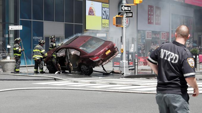 Avtomobil v množico na newyorškem Times Squareu 