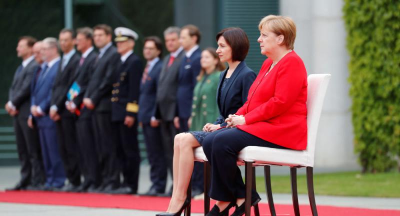 Nova kršitev protokola: Angela Merkel tudi moldavsko predsednico vlade pričakala sede na stolu