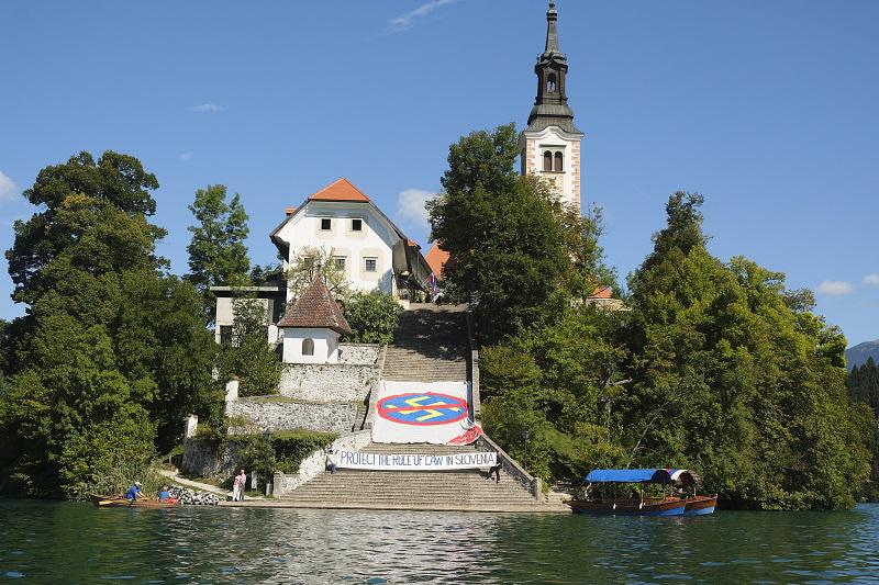 Protestniki na Bledu opozorili tuje voditelje, da Janševa vlada odkrito podpira fašizem in neonacizem