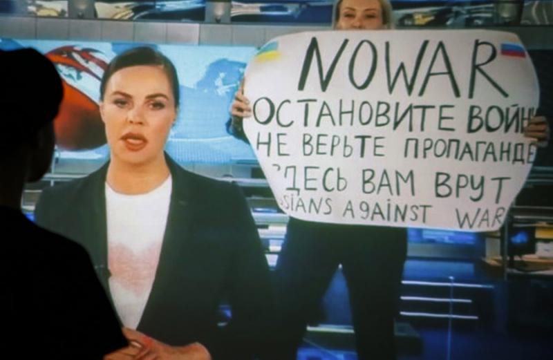 Novinarka, ki je s svojim protestom osupnila svet in želela pomagati Ukrajincem je končala kot »sovražnica Ukrajine«
