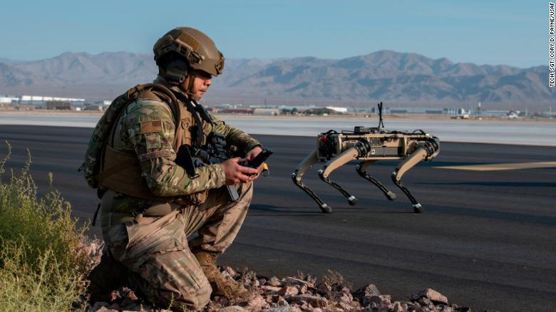 Pogled v bojišče prihodnosti: Ameriško letalstvo vadi z »robotskimi psi«