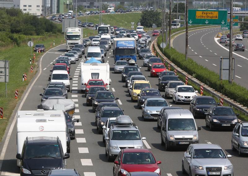 Na Obrežju osebni avtomobili na vstop čakajo dve uri, avtobusi pa eno