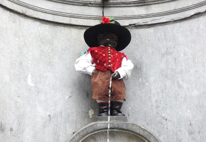 Bruseljski Manneken Pis bo že četrtič oblečen po slovensko