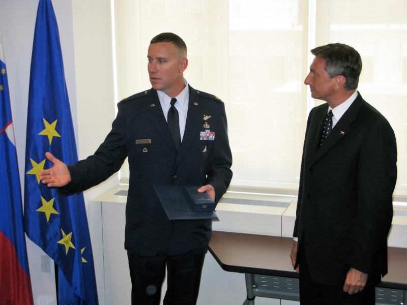 Pahor podelil odlikovanja pripadnikom ameriškim vojakom, ki so reševali ponesrečene na ladji Tamar