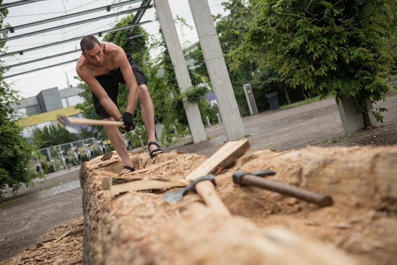 Replika rimskodobnega deblaka na pot po Ljubljanici