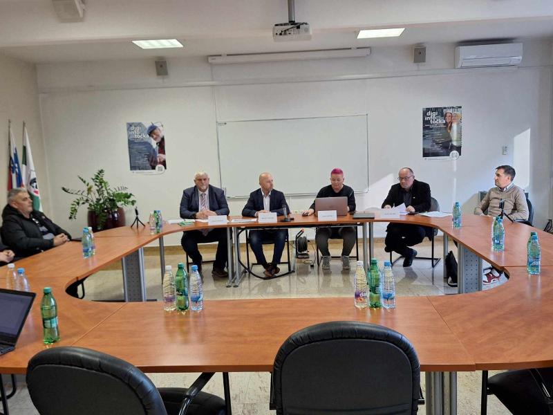 Svetniki razkrili kaos v občini: Samovolja in razsipno trošenje župana Petra Verliča v Grosuplju se nadaljujeta!
