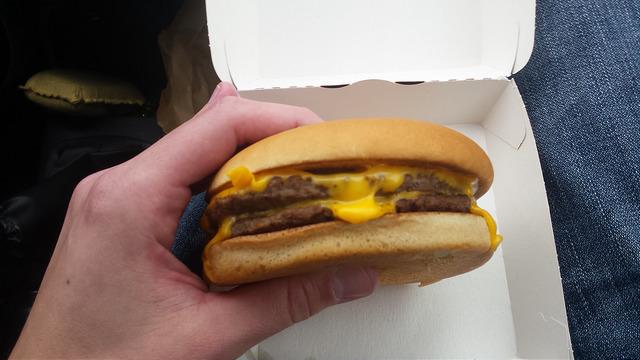 McDonalds bo iz otroškega menija izločil burger s sirom in čokoladno mleko